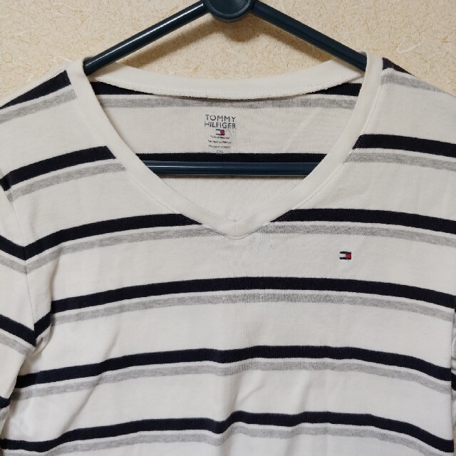 TOMMY HILFIGER(トミーヒルフィガー)のTommy　VネックTシャツ　レディース レディースのトップス(Tシャツ(半袖/袖なし))の商品写真