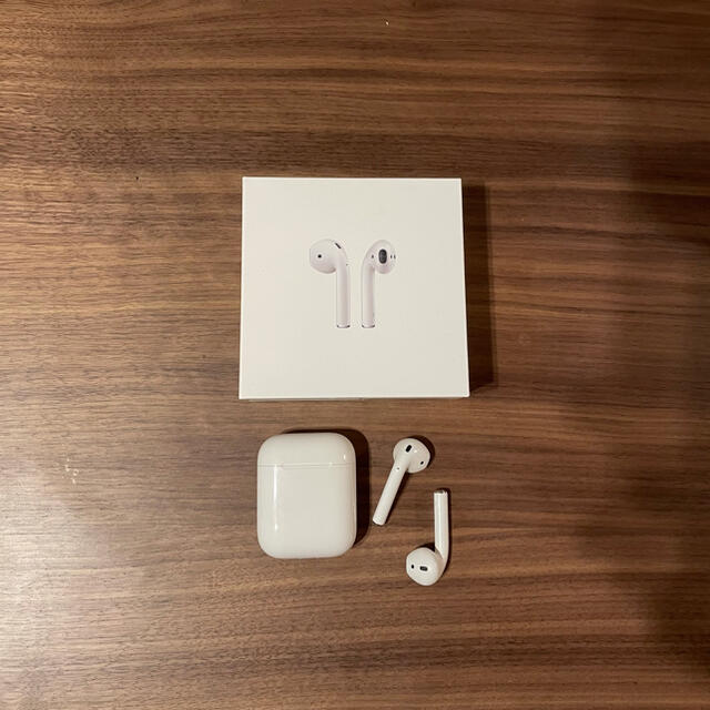 Apple(アップル)のAirPods apple アップル エアーポッズ イヤホン スマホ/家電/カメラのオーディオ機器(ヘッドフォン/イヤフォン)の商品写真