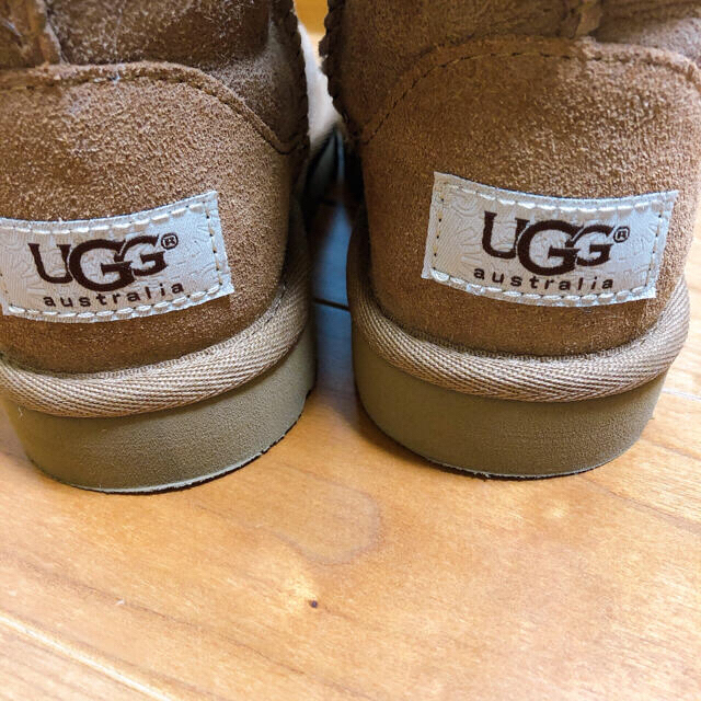 UGG(アグ)のUGG アグ　ムートンブーツ　キッズ　シープスキン　 キッズ/ベビー/マタニティのキッズ靴/シューズ(15cm~)(ブーツ)の商品写真