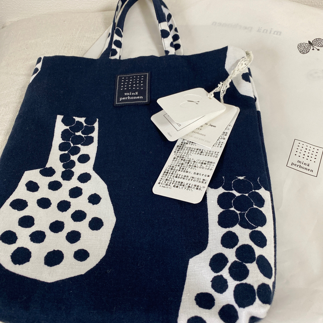 mina perhonen(ミナペルホネン)の#06 cidre ミナペルホネン toast bag 新品　navy 期間限定 レディースのバッグ(ハンドバッグ)の商品写真