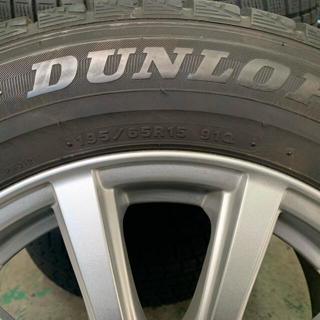 DUNLOP(ダンロップ)のスタッドレスタイヤ・ホイール４本セット　195/65R15ダンロップ 自動車/バイクの自動車(タイヤ・ホイールセット)の商品写真