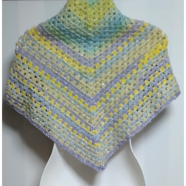 ハンドメイド　三角ショール　イエロー系　グラデーション　手編み　ブローチ付き ハンドメイドのファッション小物(マフラー/ストール)の商品写真