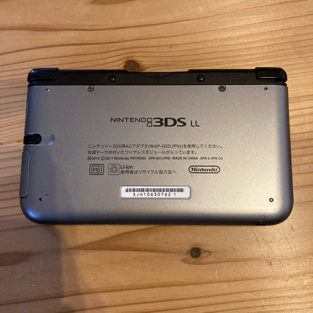 ニンテンドー3DS(ニンテンドー3DS)のNintendo 3DS LL シルバー×ブラック エンタメ/ホビーのゲームソフト/ゲーム機本体(携帯用ゲーム機本体)の商品写真