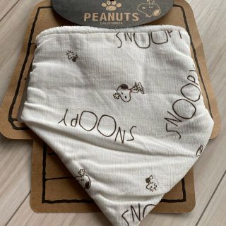 ピーナッツ(PEANUTS)の【新品　未使用】マフラースタイ　PEANUTS スヌーピー(ベビースタイ/よだれかけ)