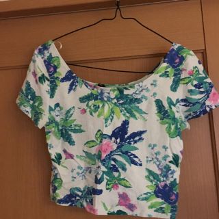 エイチアンドエム(H&M)の花柄ショートトップス(Tシャツ(半袖/袖なし))