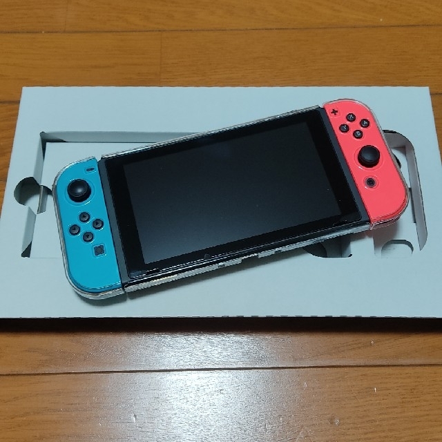 Nintendo Switch(ニンテンドースイッチ)の【美品】Nintendo Switch　ブルー/ レッド エンタメ/ホビーのゲームソフト/ゲーム機本体(家庭用ゲーム機本体)の商品写真