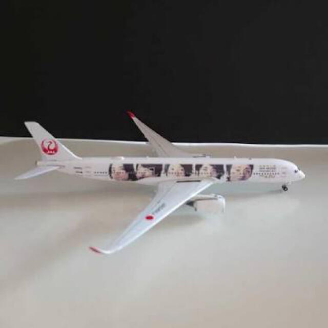 嵐(アラシ)のJAL 嵐サンクス特別塗装機　1/400ジェット エンタメ/ホビーのおもちゃ/ぬいぐるみ(模型/プラモデル)の商品写真