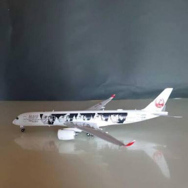 嵐(アラシ)のJAL 嵐サンクス特別塗装機　1/400ジェット エンタメ/ホビーのおもちゃ/ぬいぐるみ(模型/プラモデル)の商品写真