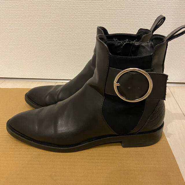 ZARA(ザラ)のZARA TRAFALUC ショートブーツ 24cm ブラック レディースの靴/シューズ(ブーツ)の商品写真