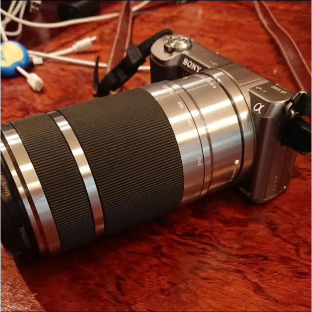 SONY(ソニー)のSONY α5100 シルバー　純正望遠レンズ付き スマホ/家電/カメラのカメラ(ミラーレス一眼)の商品写真