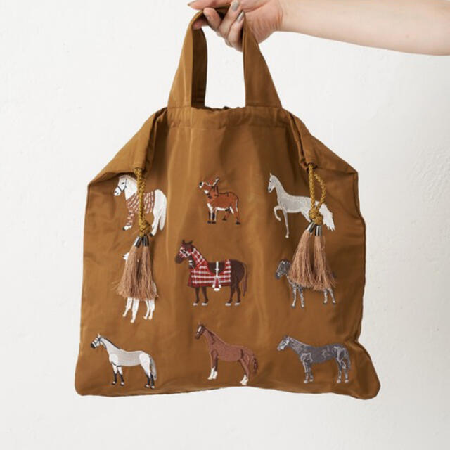 ear PAPILLONNER(イアパピヨネ)のトートバッグ バッグ 馬とアルパカ刺繍巾着トートバッグ　イアパピヨネ レディースのバッグ(トートバッグ)の商品写真