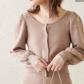 ナチュラルクチュール(natural couture)のナチュラルクチュール 【WEB限定】前後2WAYパール釦袖コンニット 新品未使用(カーディガン)