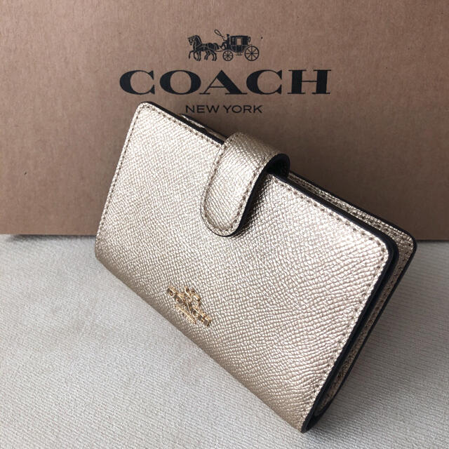 COACH(コーチ)の2020年秋冬新作★新品 COACH コーチ 二つ折り財布 ゴールド  レディースのファッション小物(財布)の商品写真