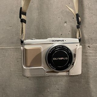 オリンパス(OLYMPUS)のオリンパス「PEN E-P1」 ツインレンズキット　ホワイト　★他、色々付けます(ミラーレス一眼)