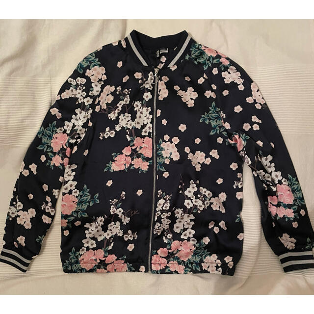 H&M(エイチアンドエム)のH&M 花柄　ブルゾン　ジャンパー レディースのジャケット/アウター(ブルゾン)の商品写真