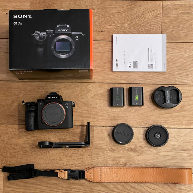 SONY(ソニー)の専用】SONY α7iii / トイレンズ、レザーストラップ等、おまけ多数 スマホ/家電/カメラのカメラ(ミラーレス一眼)の商品写真