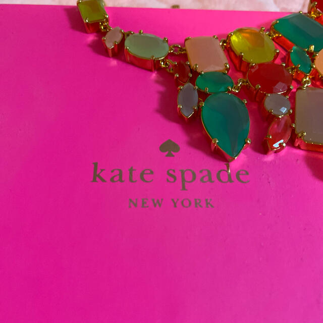 kate spade new york(ケイトスペードニューヨーク)の美品　ケイトスペード　ビジュー　ゴージャス　ネックレス　カラフル　ストーン レディースのアクセサリー(ネックレス)の商品写真