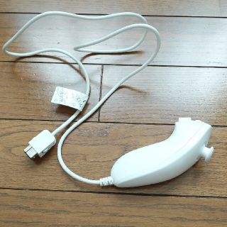 ウィー(Wii)のWiiヌンチャク　白(家庭用ゲーム機本体)