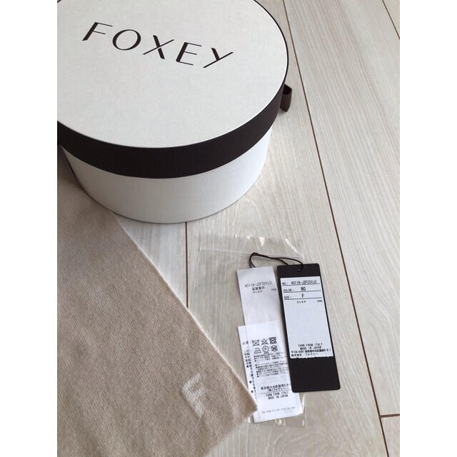 FOXEY(フォクシー)のFOXEY ストール マフラー ☆ベージュ　×  オフホワイト  カシミヤ  レディースのファッション小物(マフラー/ショール)の商品写真