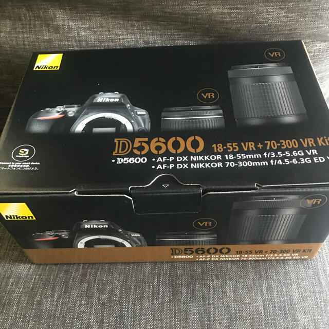 Nikon D5600 ダブルズームキット　新品のショルダーバッグ付きNikon