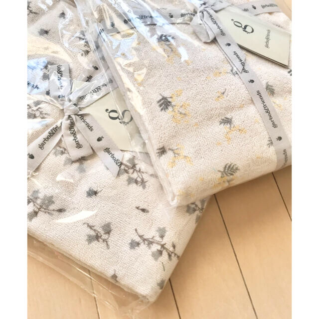 Caramel baby&child (キャラメルベビー&チャイルド)の新品✦1点のみ garbo&friends Bath Towel(ミモザ柄) キッズ/ベビー/マタニティのこども用ファッション小物(おくるみ/ブランケット)の商品写真