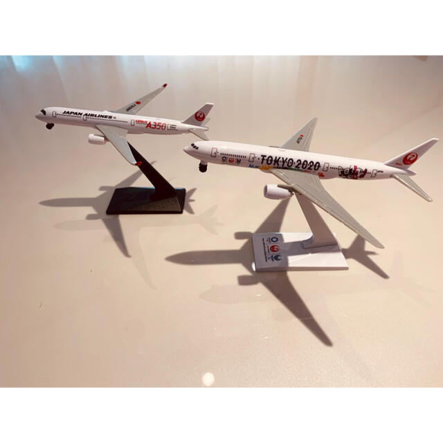 JAL(日本航空)(ジャル(ニホンコウクウ))のJAL模型2機種　A350と2020オリンピック記念モデル　ミッキー絵葉書２枚 エンタメ/ホビーのテーブルゲーム/ホビー(航空機)の商品写真