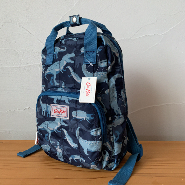 Cath Kidston(キャスキッドソン)の⑥キャスキッドソン ミディアムリュック キッズ　新品　恐竜 キッズ/ベビー/マタニティのこども用バッグ(リュックサック)の商品写真