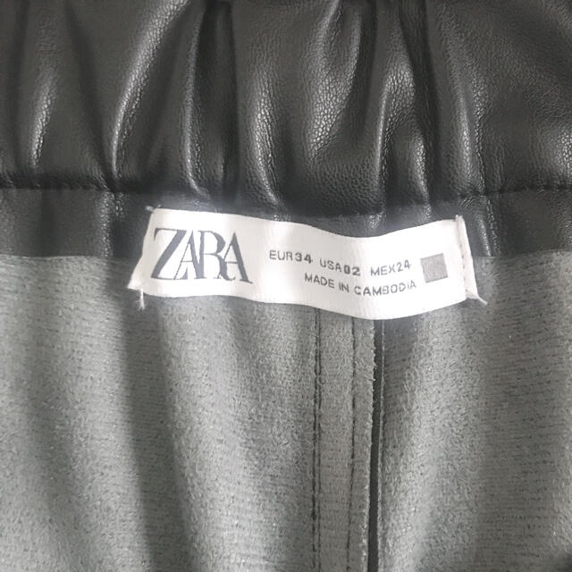 ZARA(ザラ)の【再値下げ】未使用 ZARA フェイクレザーバギーパンツ ブラック レディースのパンツ(バギーパンツ)の商品写真