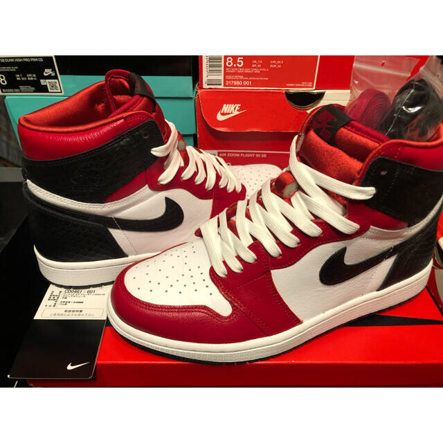 NIKE(ナイキ)のNIKE WMNS AIR JORDAN 1 SATIN RED メンズの靴/シューズ(スニーカー)の商品写真