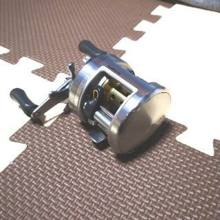 シマノ(SHIMANO)のシマノ 05 カルカッタ 200 右ハンドル バス釣り ナマズ釣り(リール)