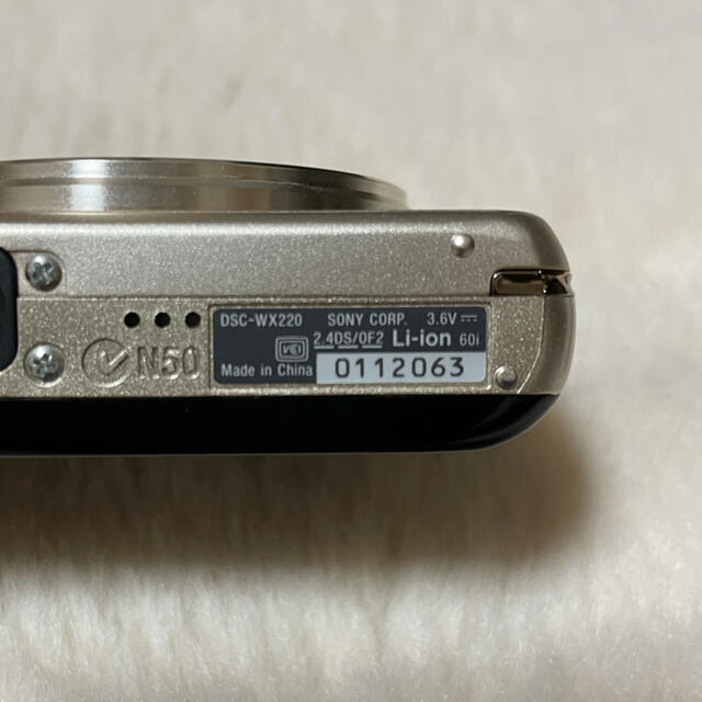 SONY(ソニー)のSONY サイバーショット　DSC-WX220 ゴールド　64GB SD付き スマホ/家電/カメラのカメラ(コンパクトデジタルカメラ)の商品写真