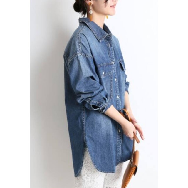 SLOBE IENA(スローブイエナ)のSLOBE IENA 完売品 LE DENIM BIGシャツ 20SS ブルーA レディースのトップス(シャツ/ブラウス(長袖/七分))の商品写真