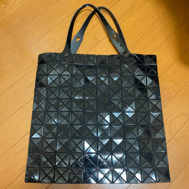 ISSEY MIYAKE(イッセイミヤケ)のバオバオ BAOBAO イッセイミヤケ 10×10 トートバック　黒　ブラック レディースのバッグ(トートバッグ)の商品写真