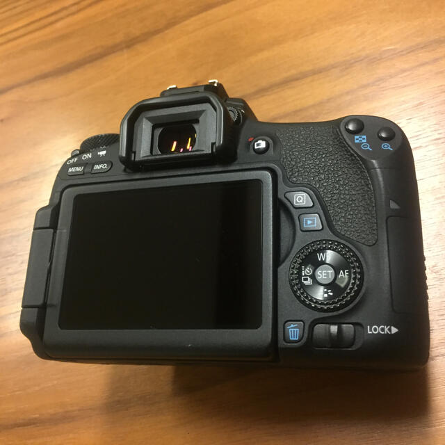 Canon(キヤノン)のEOS 8000D バッテリー2個 スマホ/家電/カメラのカメラ(デジタル一眼)の商品写真