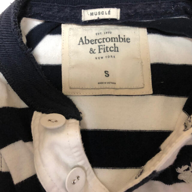 Abercrombie&Fitch(アバクロンビーアンドフィッチ)のアバクロヘンリーネック Sサイズ メンズのトップス(Tシャツ/カットソー(半袖/袖なし))の商品写真