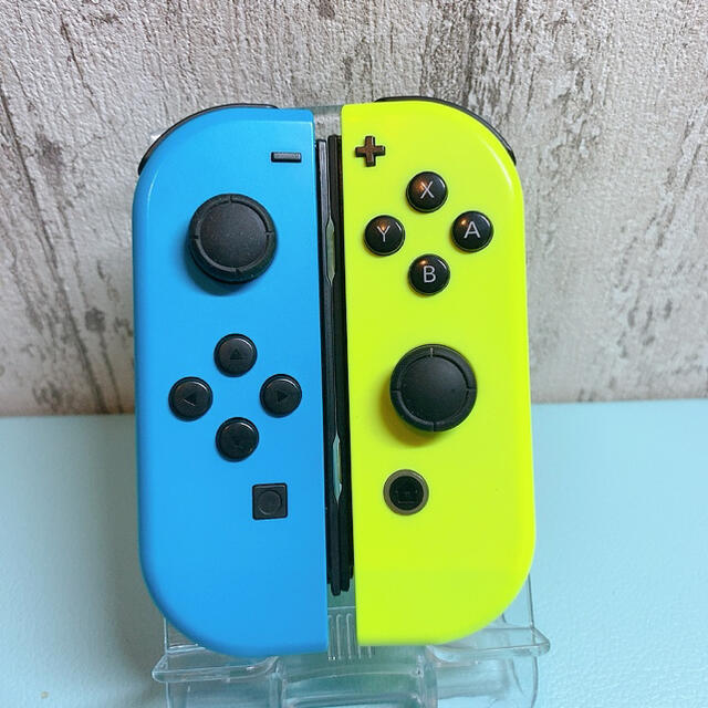 Nintendo Switch(ニンテンドースイッチ)の美品 人気カラー ブルー イエロー Switch 左右セット ジョイコン エンタメ/ホビーのゲームソフト/ゲーム機本体(その他)の商品写真