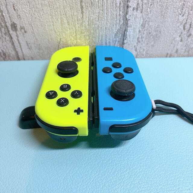 Nintendo Switch(ニンテンドースイッチ)の美品 人気カラー ブルー イエロー Switch 左右セット ジョイコン エンタメ/ホビーのゲームソフト/ゲーム機本体(その他)の商品写真