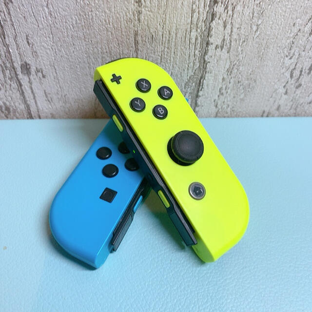 Nintendo Switch(ニンテンドースイッチ)の美品 人気カラー ブルー イエロー Switch 左右セット ジョイコン エンタメ/ホビーのゲームソフト/ゲーム機本体(その他)の商品写真