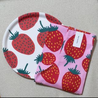 マリメッコ(marimekko)のmarimekko トレイ&エプロン セット(テーブル用品)