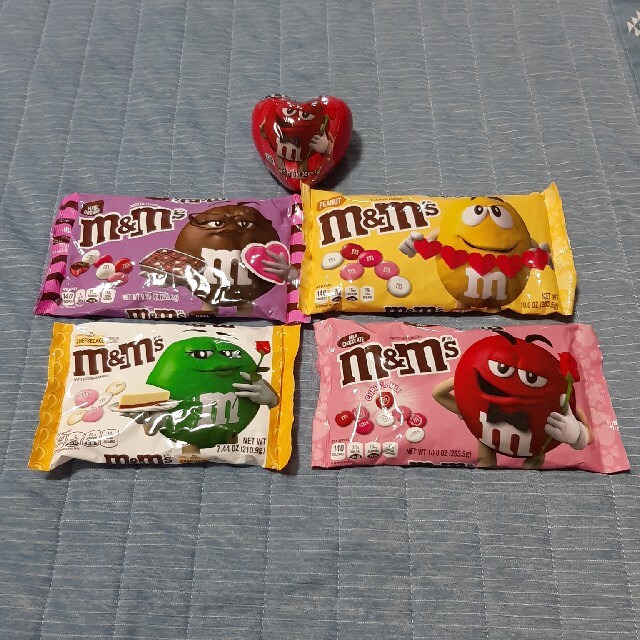 m&m&m's(エムアンドエムアンドエムズ)のアメリカお菓子　バレンタインチョコ　M&M 食品/飲料/酒の食品(菓子/デザート)の商品写真