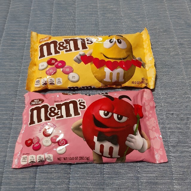 m&m&m's(エムアンドエムアンドエムズ)のアメリカお菓子　バレンタインチョコ　M&M 食品/飲料/酒の食品(菓子/デザート)の商品写真