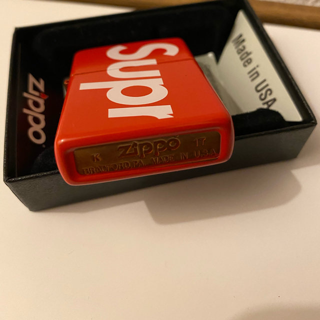 Supreme(シュプリーム)のsupreme zippo レッド 新品未使用 メンズのファッション小物(タバコグッズ)の商品写真