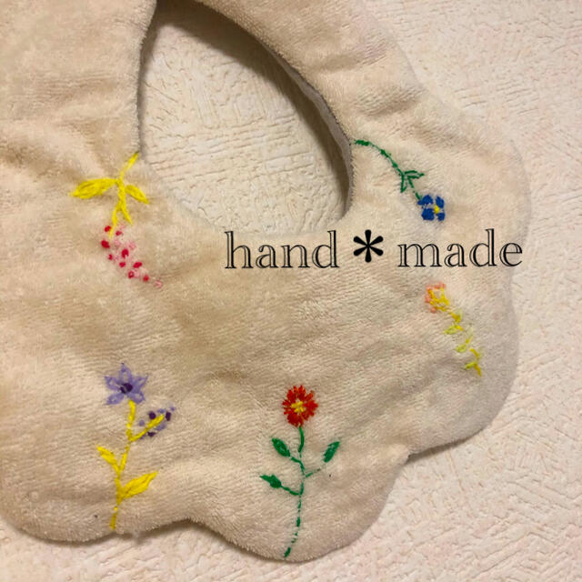 お花の刺繍　もくもくスタイ ハンドメイドのキッズ/ベビー(スタイ/よだれかけ)の商品写真