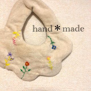 お花の刺繍　もくもくスタイ(スタイ/よだれかけ)