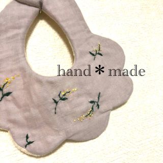 小花の刺繍と虹の刺繍　もくもくスタイ(スタイ/よだれかけ)