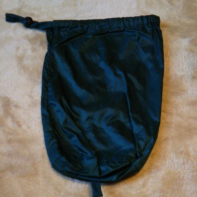 メンズ UNIQLOダウンベスト収納袋 メンズのジャケット/アウター(ダウンベスト)の商品写真