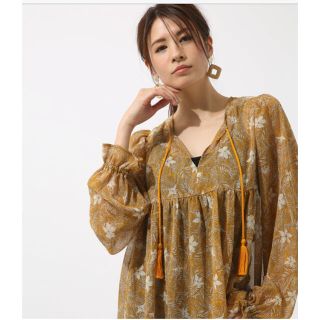 アズールバイマウジー(AZUL by moussy)の未使用品 アズールバイマウジー シフォンプリントスキッパーブラウス(シャツ/ブラウス(長袖/七分))