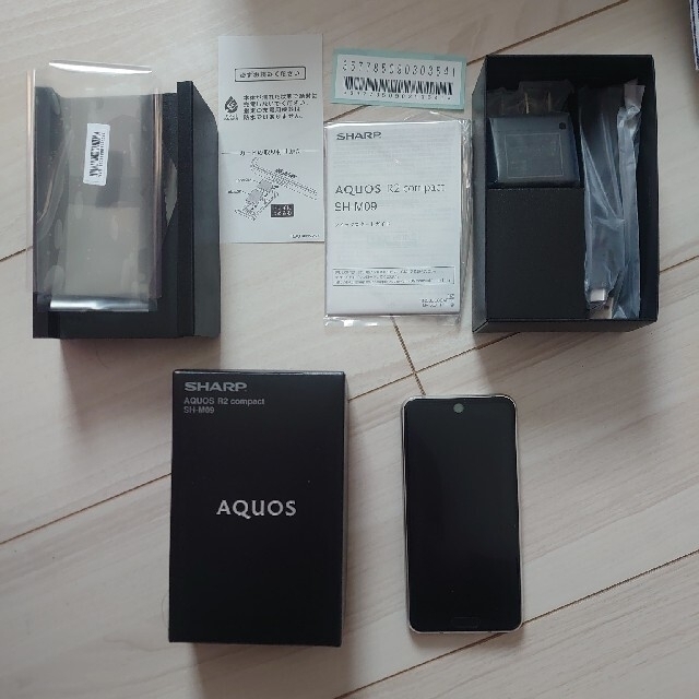 AQUOS(アクオス)のSHARP AQUOS R2 Compact 美品付属品全てあり＋MicroSD スマホ/家電/カメラのスマートフォン/携帯電話(スマートフォン本体)の商品写真