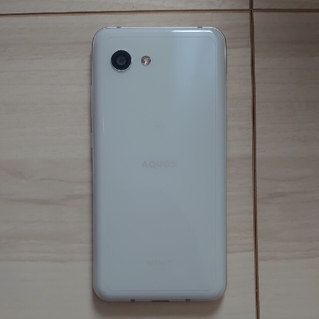 AQUOS(アクオス)のSHARP AQUOS R2 Compact 美品付属品全てあり＋MicroSD スマホ/家電/カメラのスマートフォン/携帯電話(スマートフォン本体)の商品写真