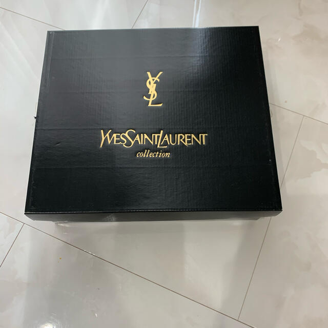 Yves Saint Laurent Beaute(イヴサンローランボーテ)のイブサンローラン　カップ　マグカップ　新品　未使用　5セット　花柄 インテリア/住まい/日用品のキッチン/食器(グラス/カップ)の商品写真